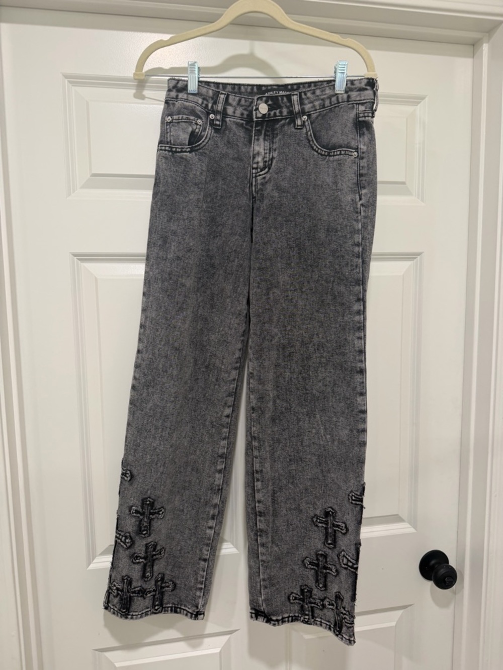 Ashley Mason Black Acid-Wash Wide-Leg Jeans with Cross Embroidery
